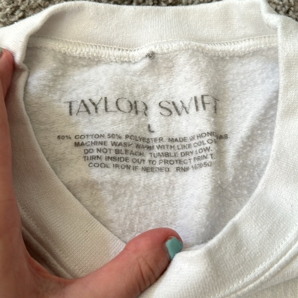 TAYLOR SWIFT FEARLESS ERAS TOUR SWEATSHIRT - Picture 2 of 2